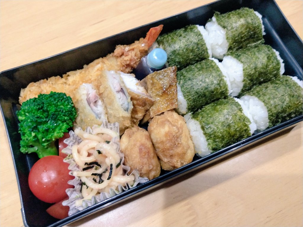 今日は魚系メインの高２男子のお弁当。
ブリ照り焼き、アジフライ、エビフライ(オタフクソース付き)。
#高校生弁当 
#旦那弁当 
#料理好きな人と繋がりたい