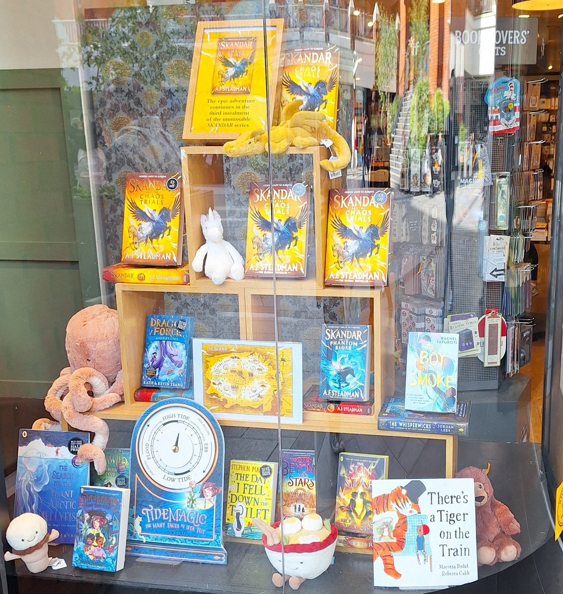 TIGER spotted in @WstonesEaling window 🐯😍 in the EXCELLENT company of a flock of Skandars (@annabelwriter), a Giant Jellyfish (@chloesavageart), sprinkle of Tidemagic (@clareharlow) AND @JordanHLees & @Zohra3Nabi too 🤩! Signed Tigers now in store @rebecca_cobb @FaberChildrens