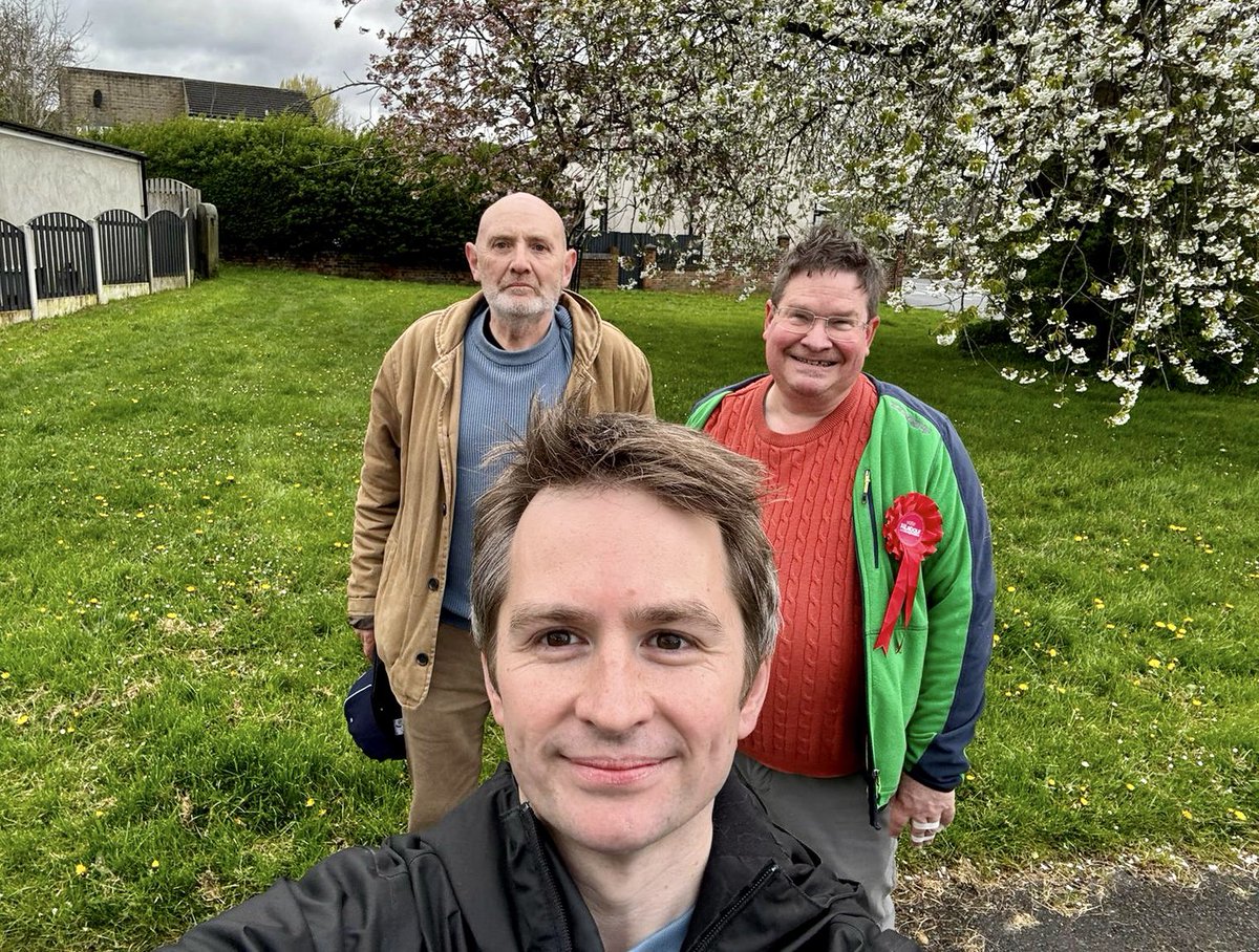 It was a pleasure to meet residents on the #labourdoorstep in Gildersome this evening. Thanks to everyone who told us they’ll be voting for our Labour candidate @stuartbruce on Thursday. #VoteLabour for a fresh start 🌹