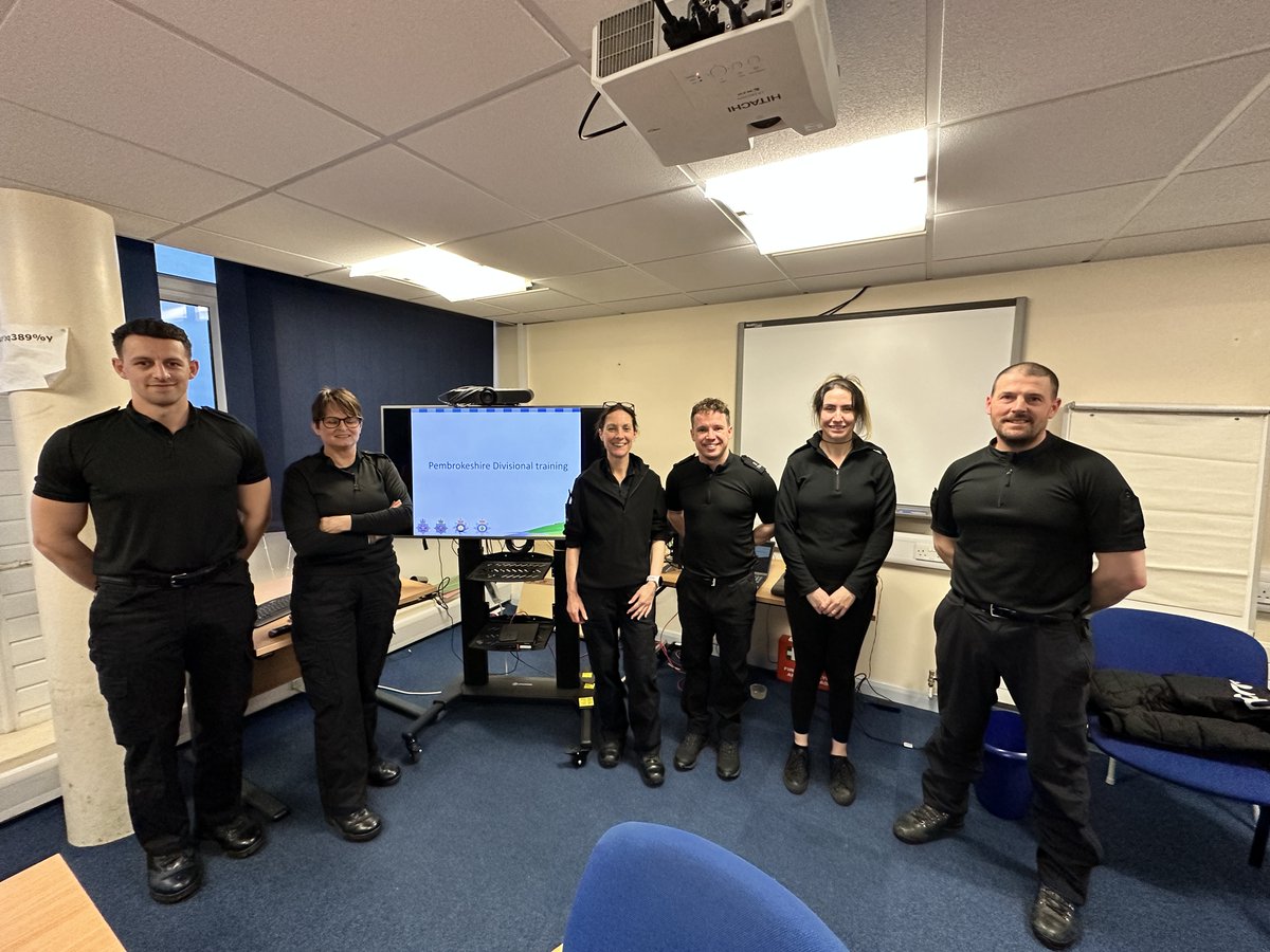 Special Constables based in Pembs attended divisional training this evening. These dedicated individuals not only serve their @DyfedPowys communities, but also stay updated with regular training. 👮🏼 

Want to be part of it? Visit 👉  orlo.uk/ZeAEe  

#CouldYou #Specials