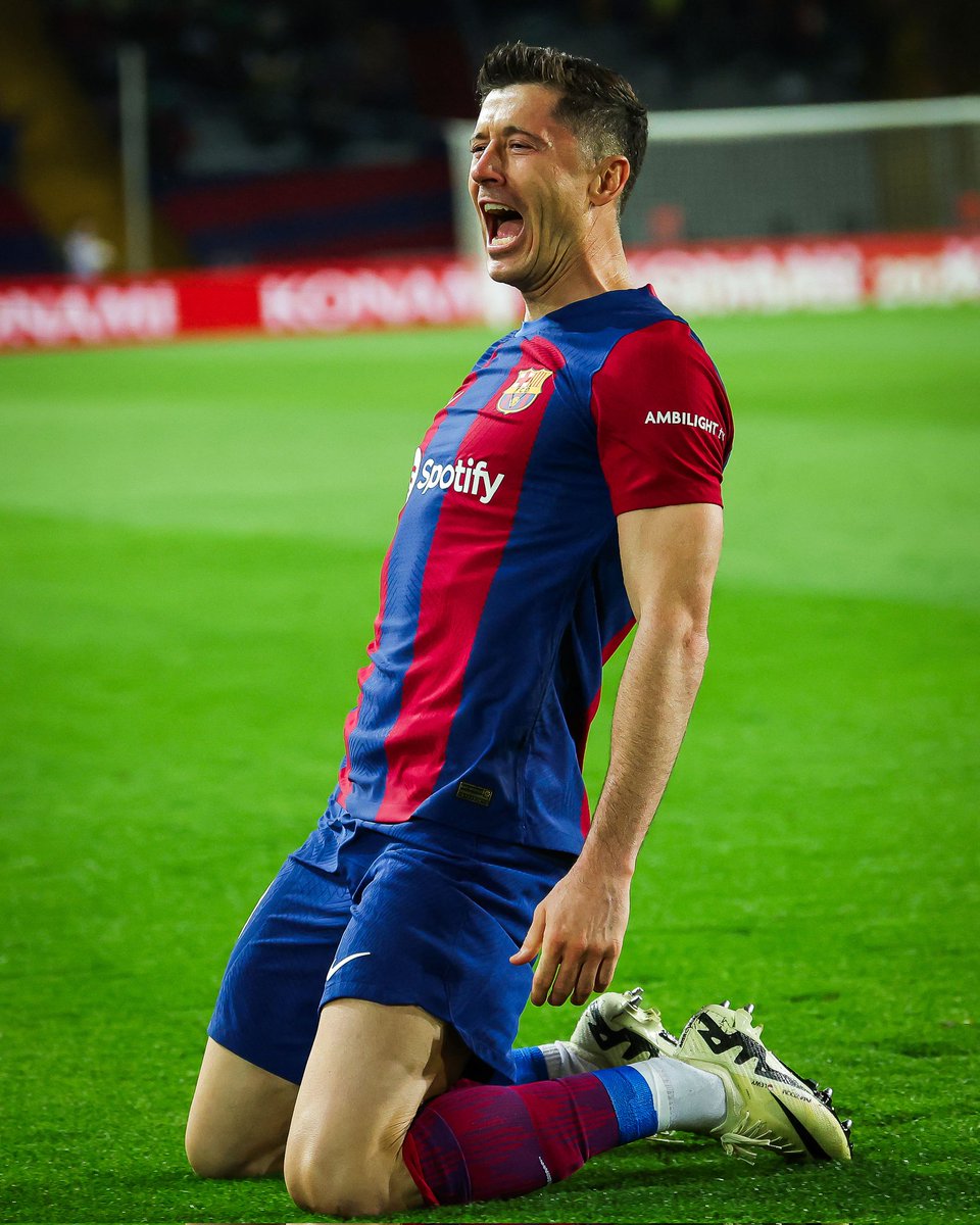 penyakerala's tweet photo. Keep Calm and enjoy ROBERT LEWANDOWSKI Masterclass 💯🔝

#FCBlive |  #FCBarcelona | #FCBVAL https://t.co/sTUlWq6c43