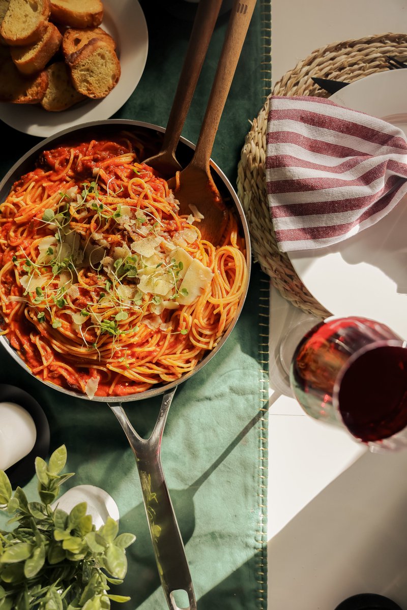 Our best tip for nipping a case of the Mondays in the bud? Romanticizing every part of the day, including a simple spaghetti dinner at home 😌❤️

(If that doesn't work, a glass or two or three of your favourite wine or mocktail will probably also do the trick 😉)