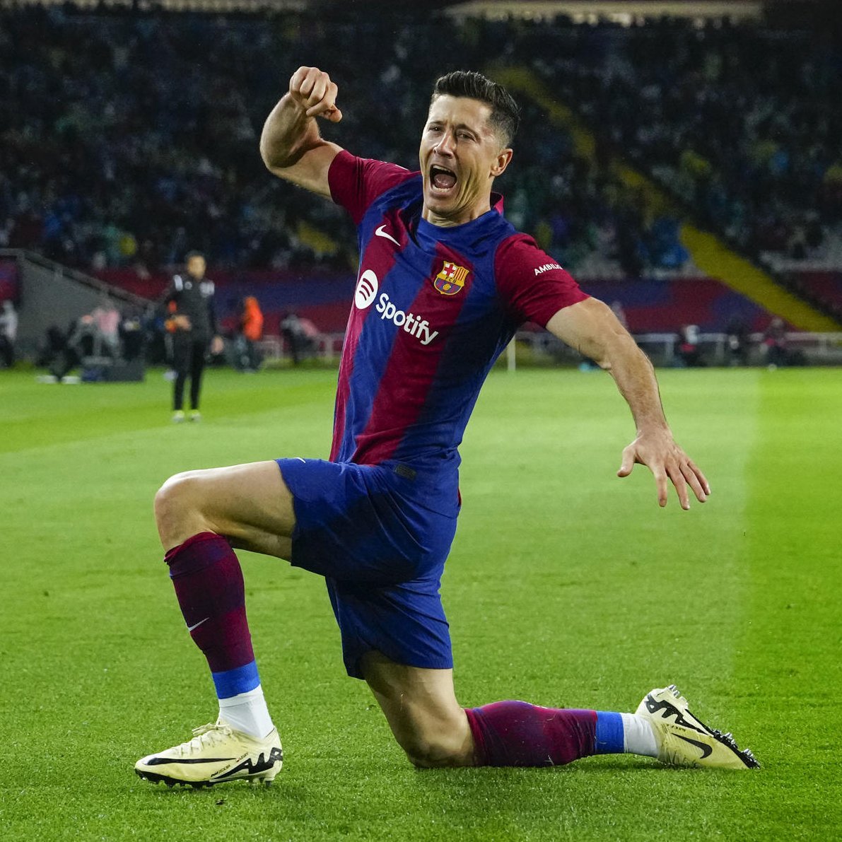 🔎 | FOCUS Robert Lewandowski led Barcelona's comeback against ten-man Valencia (4–2) tonight: 👌 27 touches ⚽️ 3 goals 🎯 5 shots/5 on target (0.65 xG) 👟 7/9 accurate passes (0.11 xA) 🏔️ 2/4 aerial duels won 📈 9.3 Sofascore Rating His first hat-trick since September 2022!