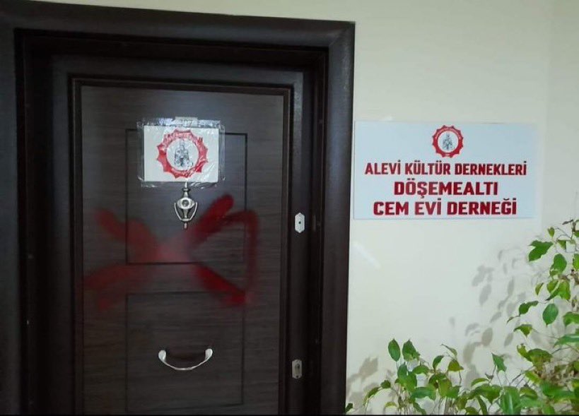 Antalya’da Alevi Kültür Dernekleri Döşemealtı Cem Evi Derneği’nin kapısına çarpı atıldı.