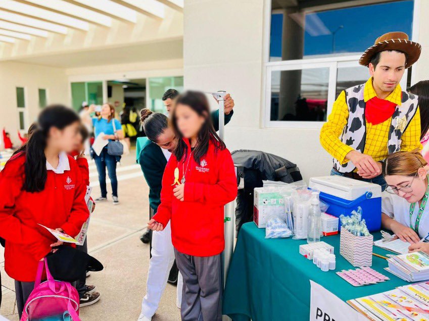 La UMF No. 50 de #IMSSDurango realiza festejo del Día de la Niña y el Niño con una feria de la salud, donde se brindaron acciones preventivas como: vacunación, toma de peso y talla, pláticas de salud bucal, también se impartió taller de pintura y juegos inflables.