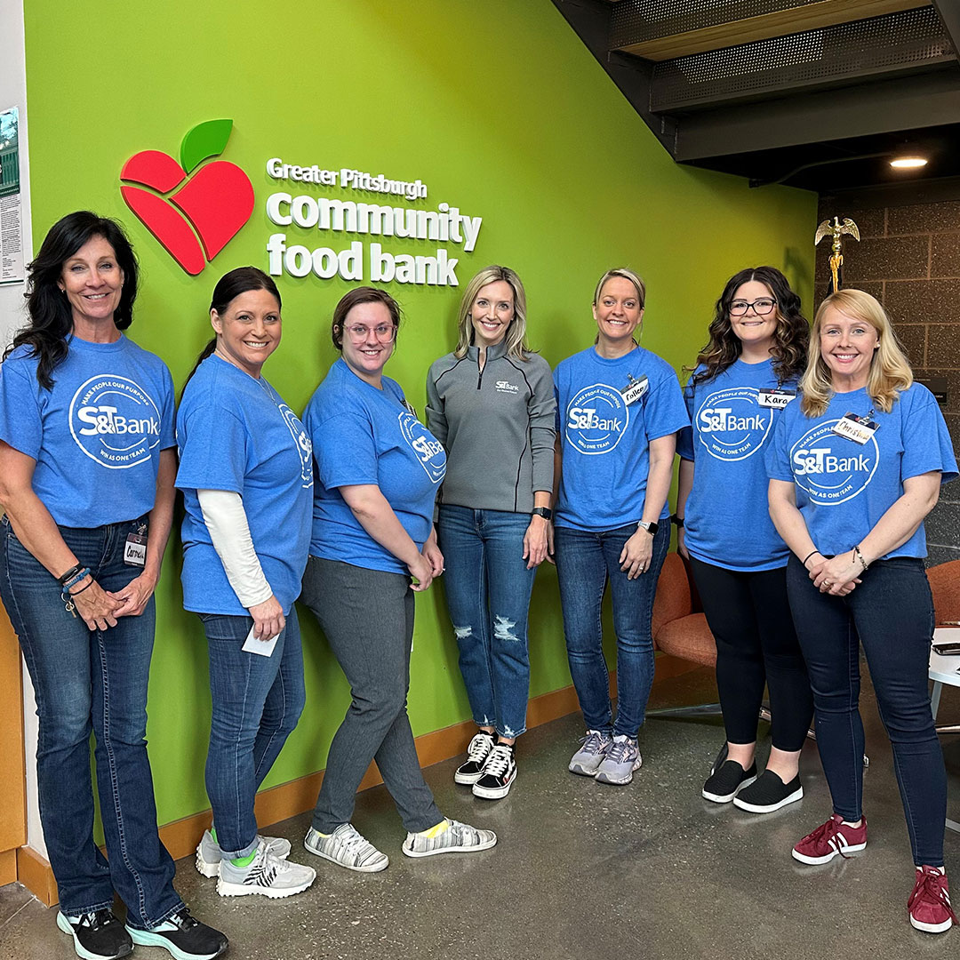 From sorting food to guiding visitors through our on-site pantry—YOU can help! 💞 At our warehouse, the Market or a food distribution, you or your group can impact the life of someone in need. Volunteer 👉 bit.ly/volunteer-at-t…