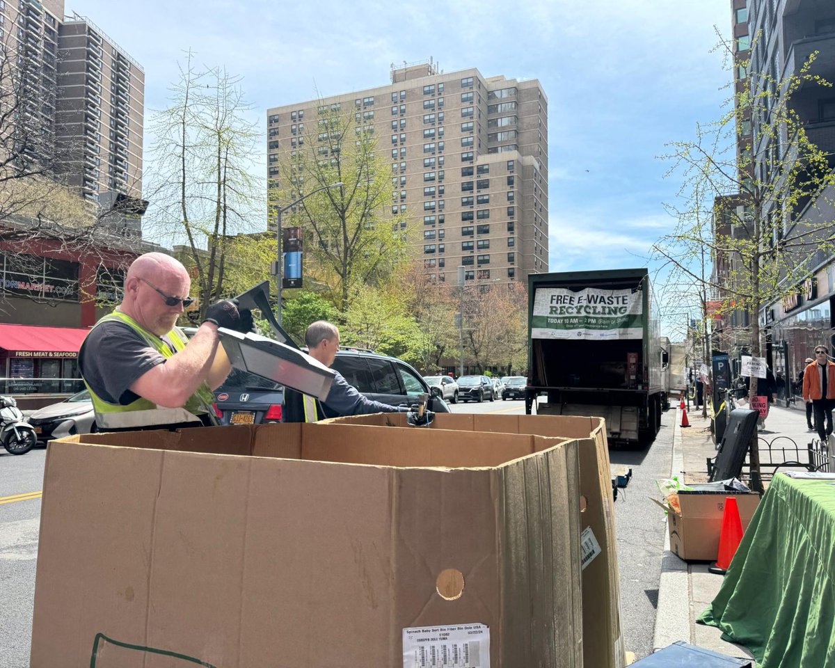 This month, we joined @lesecologyctr to host an E-Waste Recycling Event in the district! This was a great chance for residents to safely, legally, and sustainably dispose of unwanted electronics in their homes♻️