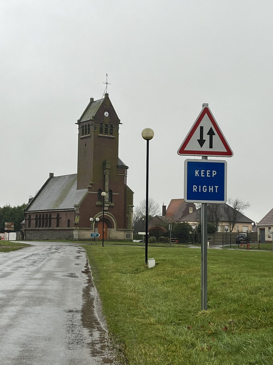 [#Memory] On the trail of the Battle of the #Somme. A nice… but also based on safety… attention for our British and Commonwealth driving friends: Keep Right! Not to forget. 😇 Here in #Thiepval. #WWI