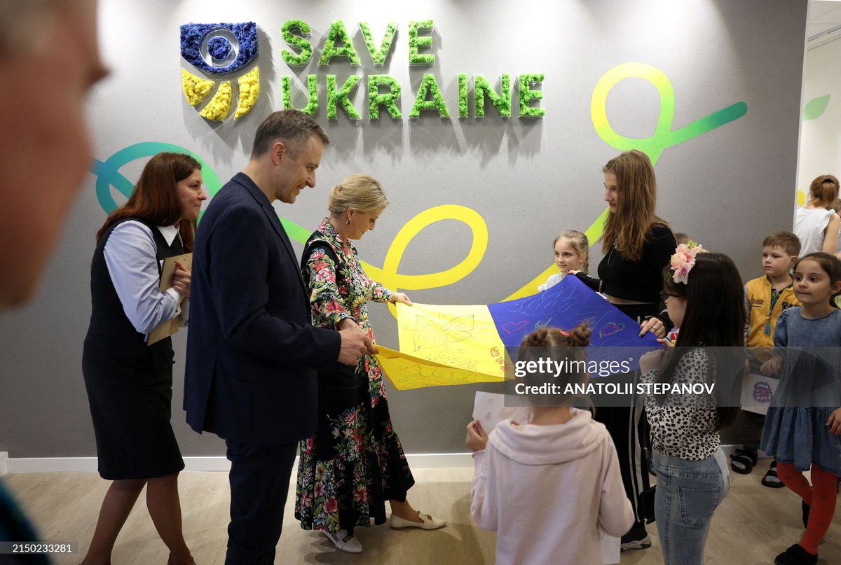 ✨ NEW The Duchess of Edinburgh in Ukraine 🇺🇦 HRH visited the Family center of the NGO 'Save Ukraine' in the town of Irpin meeting some adorable children 🥰 📸 Anatolii Stepanov / POOL / AFP / Getty