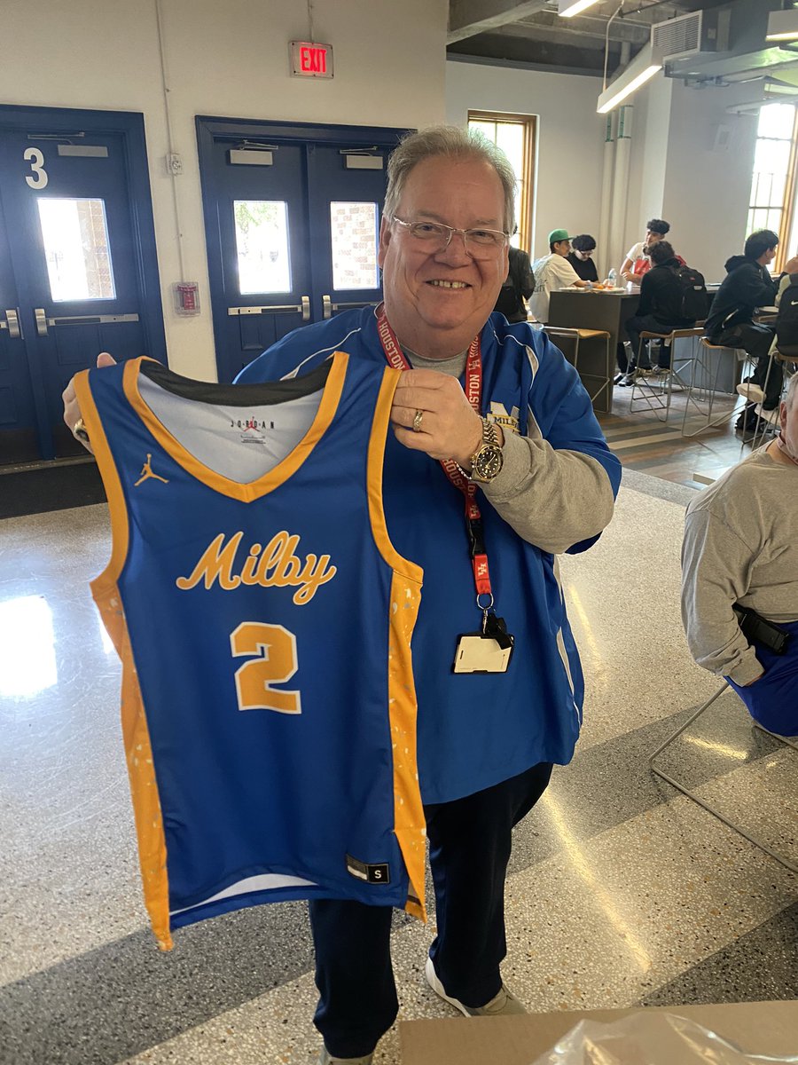 State Champion and new @HABCA_  Hall of Famer Coach Jimmy Duffer showing off our 24-25 new threads 🔥🔥🔥
#buffsforlife
#takethestairs