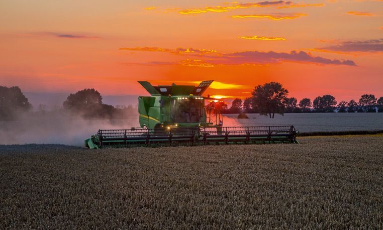 Can you identify every #JohnDeere combine on sight? Check out our visual guide to Deere's #combine models: buff.ly/45LQPt4 #Combines #AgEquipment #FarmMachinery