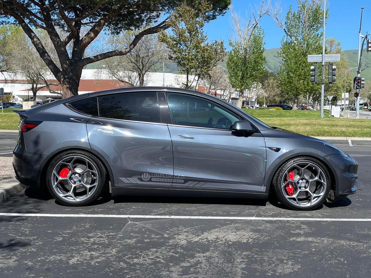 Here’s another shot of the @UnpluggedTesla 21” UP05s in Satin Titanium on a Midnight Silver