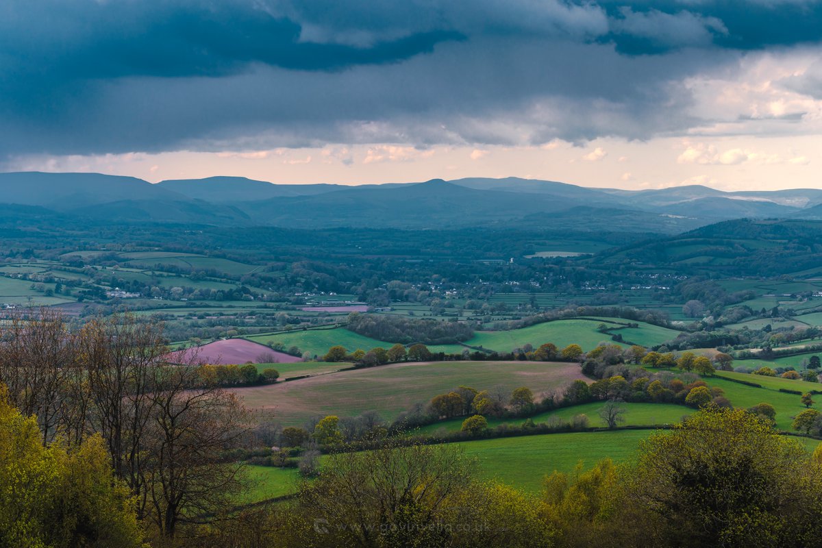 Landscape photographers probably aren't complaining about all this rain, as it does make for more of a moody scene when you have rain clouds rolling in. As the cloud came closer you could see the colour below just disappearing #wentwoodview #landscapes #naturephotography