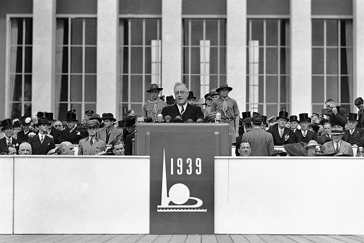 #OTD in 1939, FDR became the 1st POTUS to appear on television. He spoke at the opening ceremonies of the New York World’s Fair. presidency.ucsb.edu/documents/open…