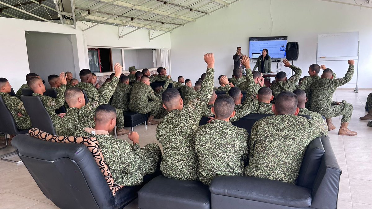 Más de 80 jóvenes Infantes de Marina, que prestan servicio militar en @ArmadaColombia, asistieron a un taller de orientación vocacional de @SENAComunica, en donde recibieron información sobre las líneas de crédito especiales para reservistas de primera clase del @ICETEX, durante