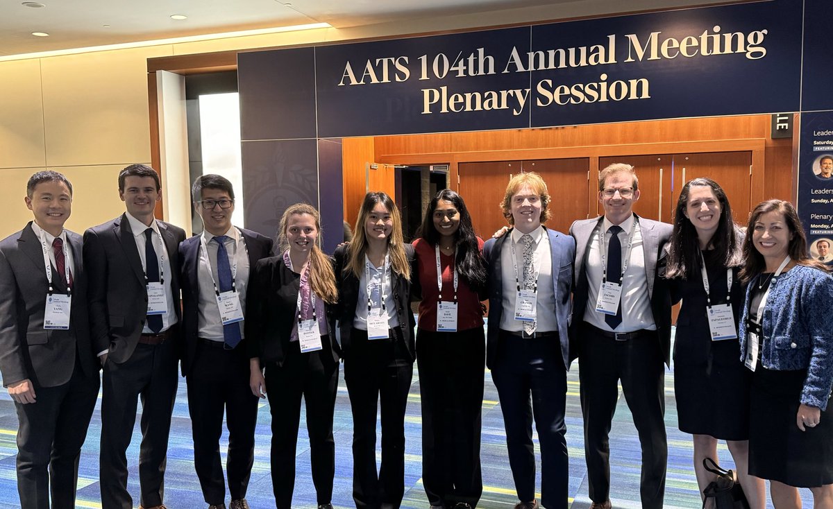 Our team at #AATS2024!!Congratulations to @alexandra_p_24, @mistervvang, @MPapageorge_MD, and James Nawalaniec for their outstanding podium presentations on topics ranging from #lungcancerscreening to #roboticsurgery performance!!