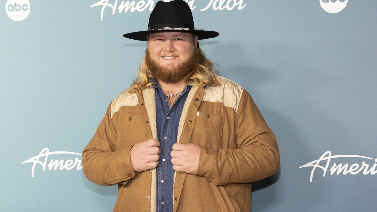 American Idol contestant Will Moseley slammed by fans who discover his feral hog hunting videos depicting dogs mauling the pigs to death. mjsbigblog.com/american-idols…