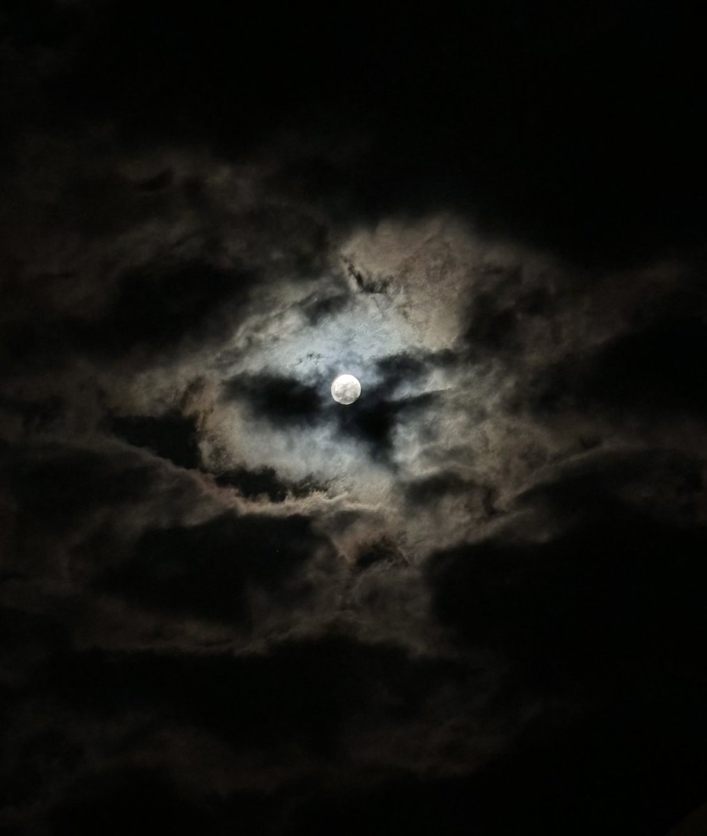 Full Moon x Moody Clouds #FullMoon #clouds #Weather #Somerset @bbcsomerset