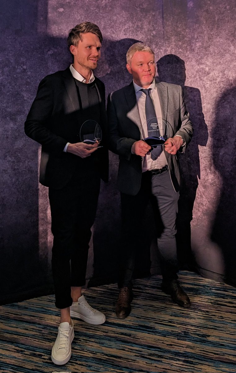 Many congratulations to the gaffer, @grantmccann11 on being named the joint manager of the year at the @SheffieldStar Football Awards, along with Sheffield Wednesday boss, Danny Röhl

🔴 #drfc ⚪