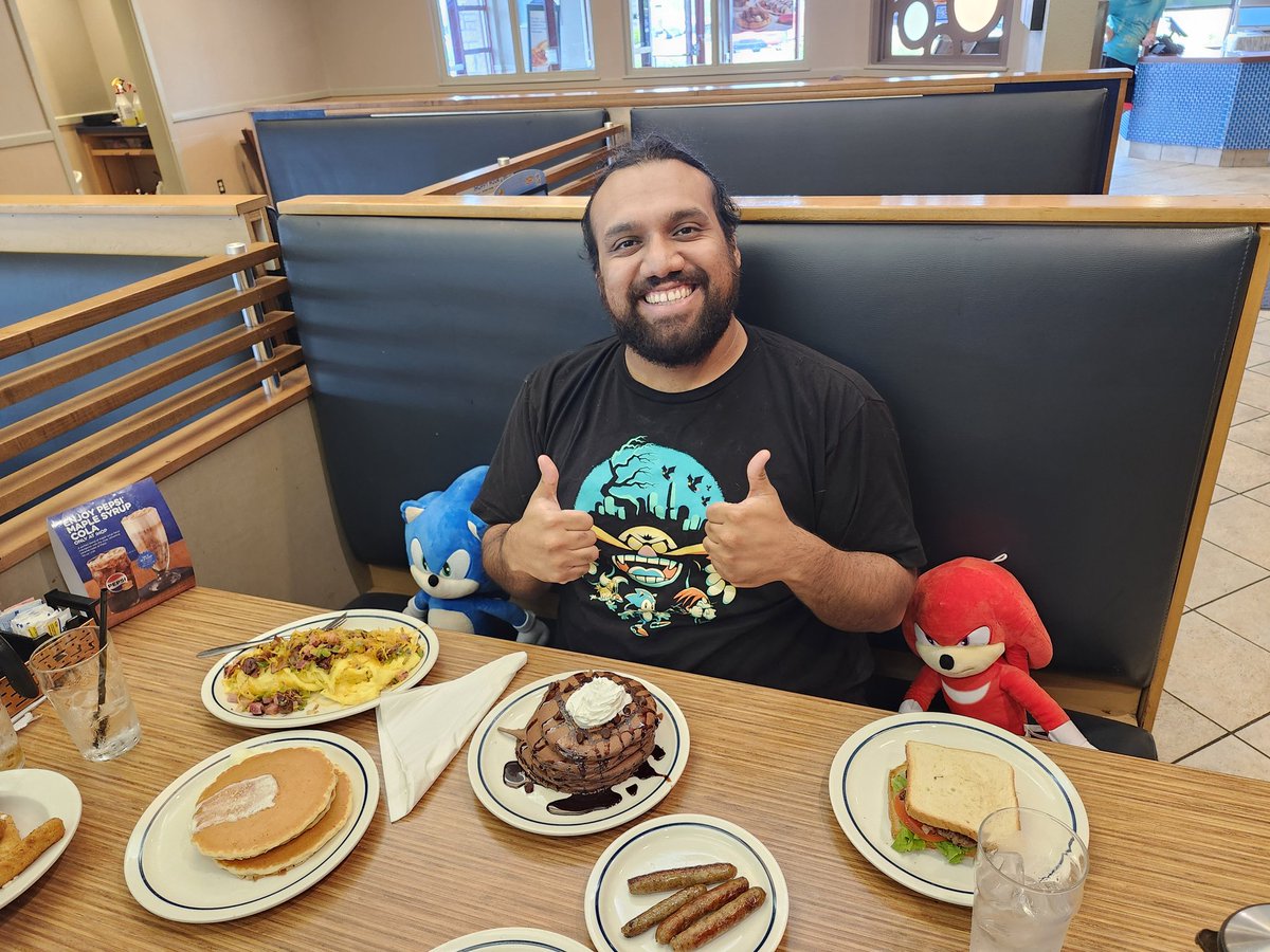 Weiss_On_Ice's tweet image. He just wanted lunch with his best friends @_studiolucio