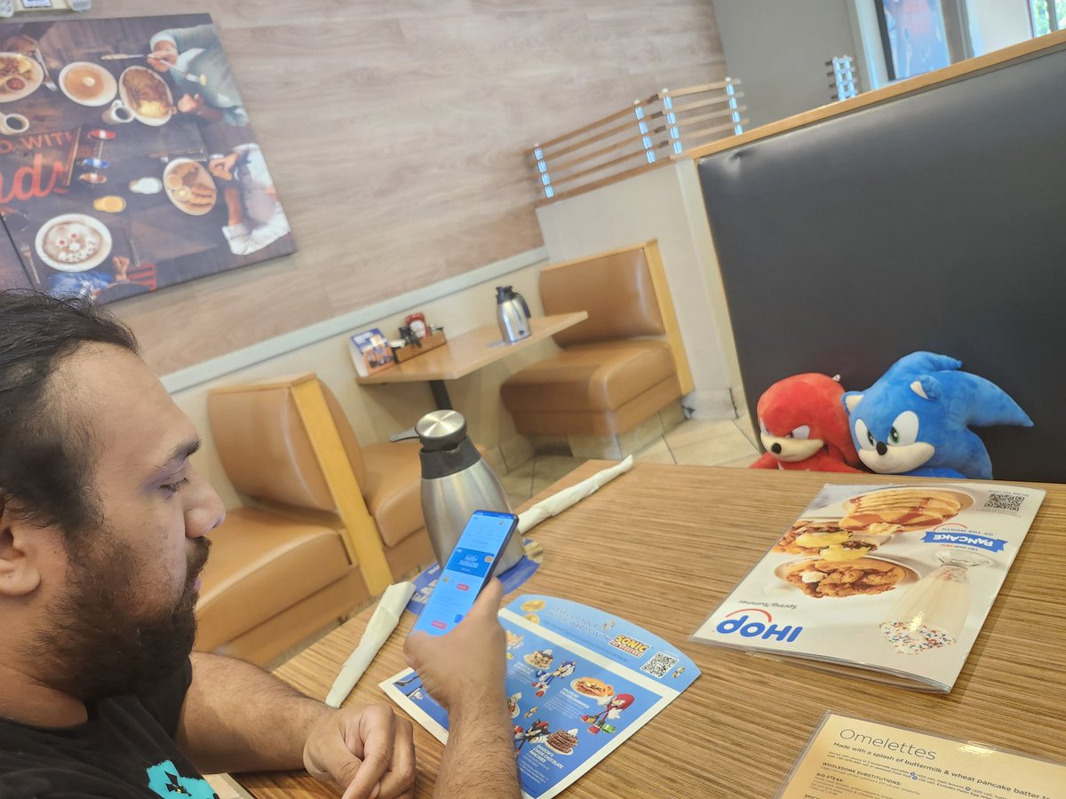 Weiss_On_Ice's tweet image. He just wanted lunch with his best friends @_studiolucio