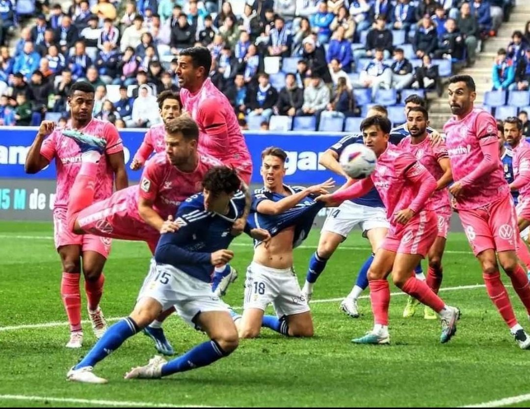 Otra imagen más que muestra el robo arbitral sufrido ayer por el @RealOviedo. Además del penalti, plantillazo a Masca y la no expulsión de Enric Gallego permitió agarrones descarados de los jugadores del @CDTOficial sin recibir ningún tipo de apercibimiento ni por asomo.@CTARFEF