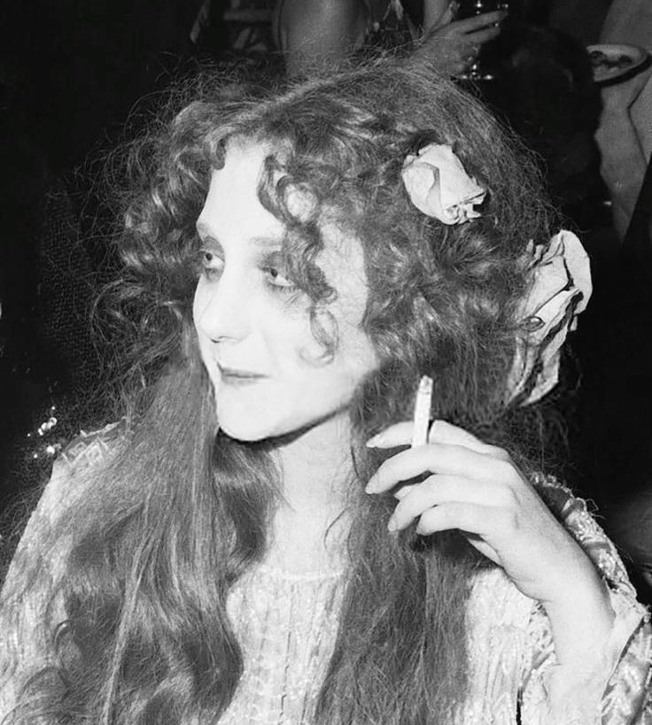 obsessed with how young carol kane looks like she stepped out of a silent film