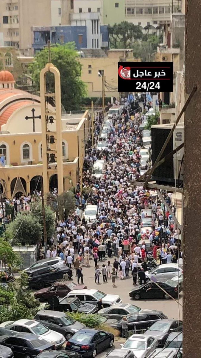 *🛑 نحب هالمشهد بكنيسة السيدة في الأشرفية، يريحنا و يطمئننا ، فالمسيح حاضر بروح الجماعة وعيون الأطفال، شعنينة مباركة للارثوذكسيين!*