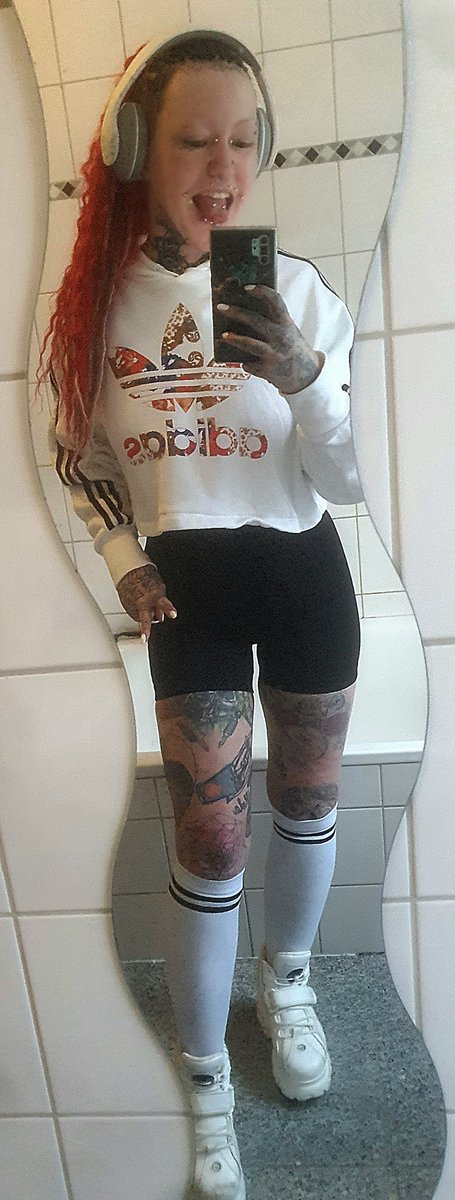 Outfit des Tages:
Heute absolut sportlich im Adidas look unterwegs.
Wer von euch erbärmlichen Maden leckt mir Buffalos sauber? 

Simp Findom Cosplay humanATM geldherrin geldsklave paypig finsub finbrat Geschenke Brat buffalolove platformshoes buffaloshoes Buffalo