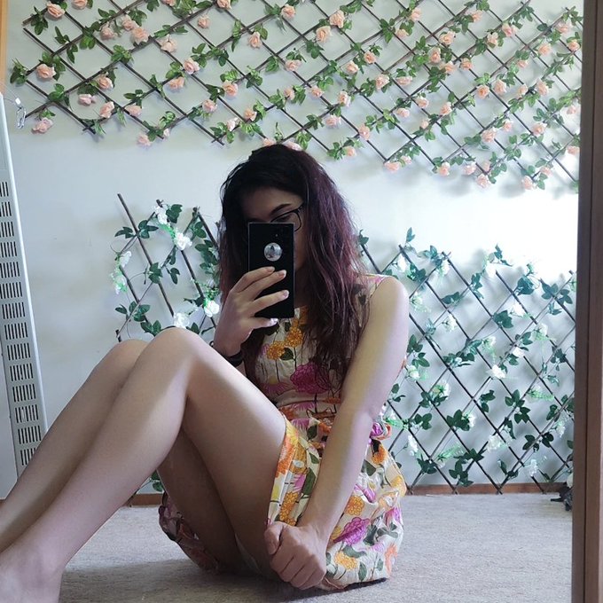 I had a bee land on my dress today 🤭 https://t.co/TgixqJbvdi<a href="/tag/mvsales"class="tags"><span>#mvsales</span></a>