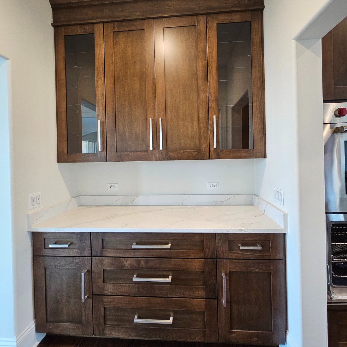 We love a nice #butlerspantry! The perfect place for all the items you don't use regularly but want nearby. Our #modelhome is open from 11 am - 5 pm at 4012 Alfalfa Ln #Naperville #newhome #newhomedesign #newhomebuilder #newhomeconstruction #homebuilder #customhome #kitcheninspo