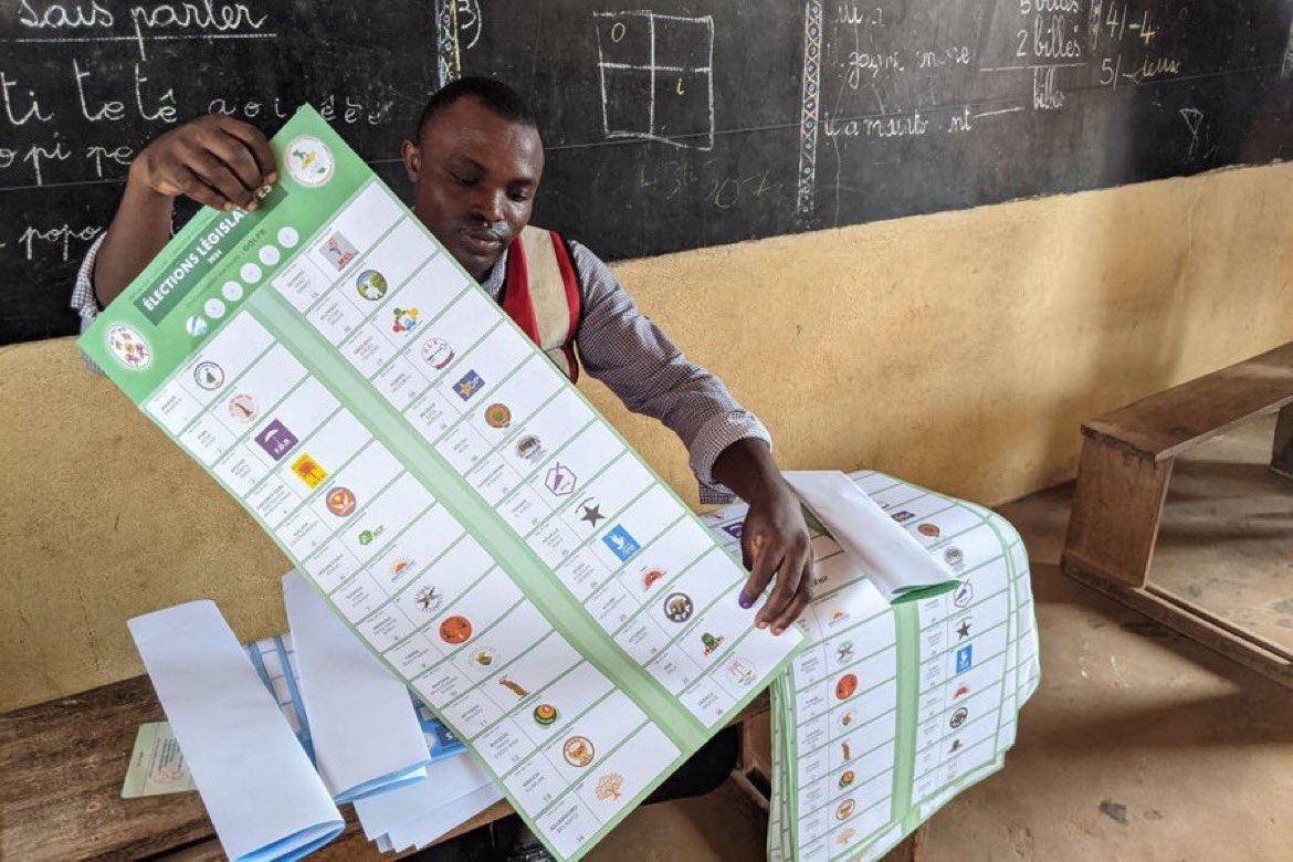 Afrika ülkesi Togo’da 4 milyon seçmen parlemento seçimi için sandık başına gidiyor.

Oy pusulası ise 60 cm x 120 cm olması  seçmenler için büyük bir sorun haline geldi…