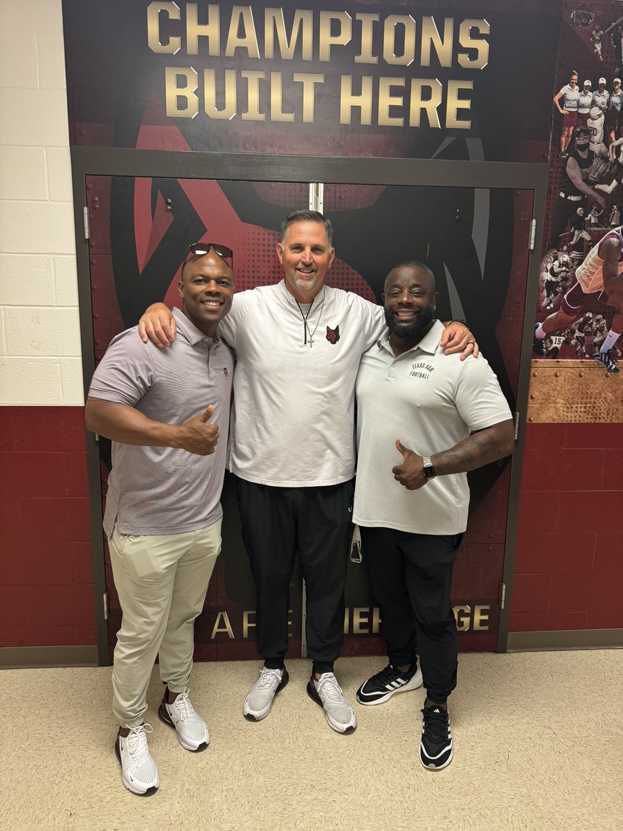 Appreciate these two DUDES @SpenceChaos @HolmonWiggins for taking the time to stop by and talk about our DUDES!!! @HHSCTC @Coyotes_Ath @FriscoFB @HHSRecruiting @mlynnz3