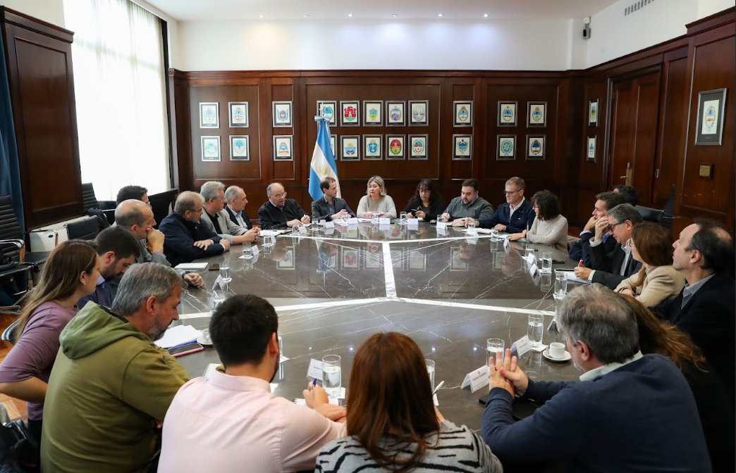 Junto a los integrantes del Instituto de la Movilidad dimos inicio al trabajo para contar con un marco legal que promueva el desarrollo de la movilidad sustentable en la Argentina, las inversiones y el empleo en el sector. @ComercioArg 
#MovilidadSostenible #Industria