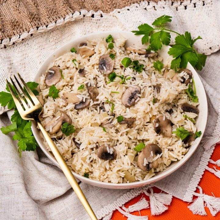 This quick and easy, one-pot mushroom rice recipe is a simple dish for those who love mushrooms and rice. flawlessfood.co.uk/mushroom-rice/ #MushroomRice #RiceDish #AsianCuisine #HomeCookedFood #TastyTreat