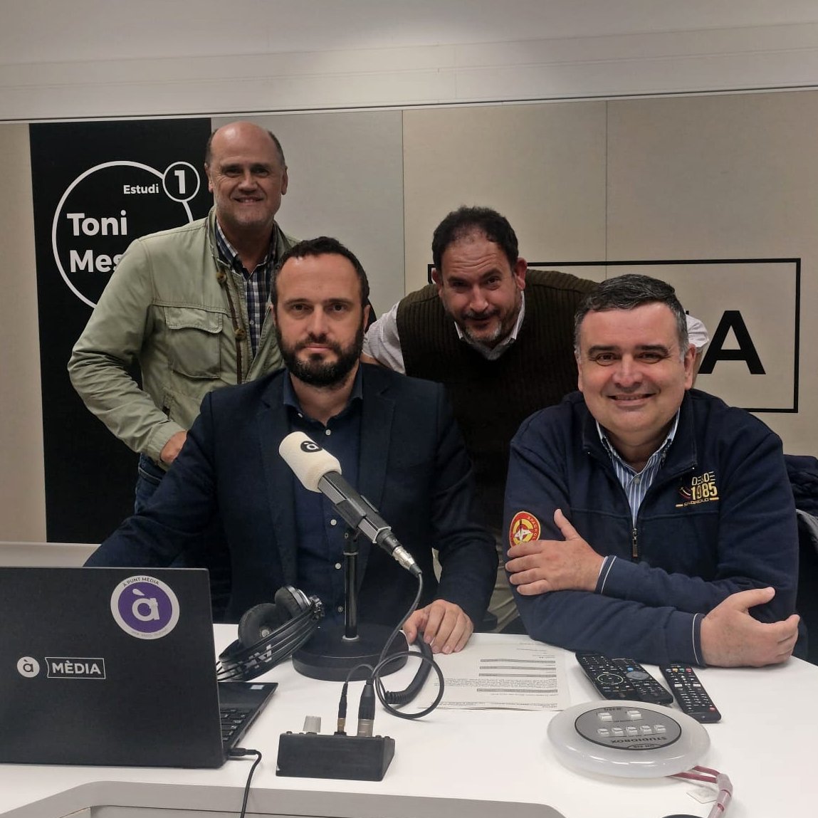 🗣️ Comença la tertúlia de #LíniaDeFons amb @10fernandogomez, @MANOLOMASGASPA1 i @DavidTorres1975

🎙️ @GustavoClement

📻 Ràdio: apuntmedia.es/directe/direct…
📽️ Streaming: apuntmedia.es/directe/linia-…