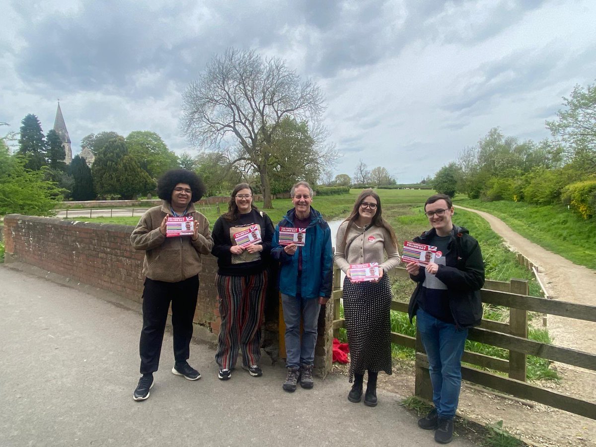 Another day, another positive time on the doors for @DSkaith with @lukejcr, @LouHaigh & @Ed_Miliband! 🌹

A great response across York from New Earswick to Holgate, with many voters putting their trust in David.🗳️