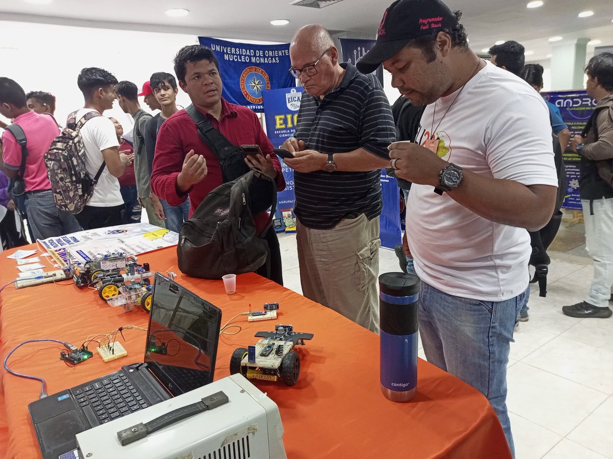 RECTORADOUPTNM's tweet photo. Entre sesiones educativas, exposiciones y una masiva participación por parte de los Monaguenses, fue desarrollado el Festival Latinoamericano de Instalación de Software Libre en #Monagas, y por supuesto, @RECTORADOUPTNM dijo presente este evento.
#VenezuelaPaisDeEsfuerzoPropio https://t.co/7ynbIjy7Hk