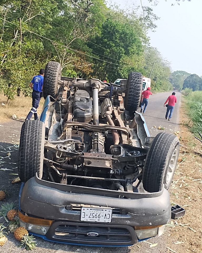 La tarde de este lunes se registró un trágico incidente en la carretera Tulipán a #Cunduacán, donde una camioneta volcó a la altura de las Mirandillas. Como resultado de este suceso, lamentablemente falleció el conductor de la unidad motriz. A pesar de la llegada pronta de los…