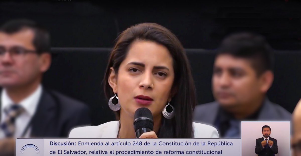 Quiero que los salvadoreños sepan lo que está pasando aquí: Esta Asamblea quiere reformar la Constitución para que ya no tengan que esperar un segundo periodo legislativo, sino que la puedan cambiar en cualquier momento y a su antojo.