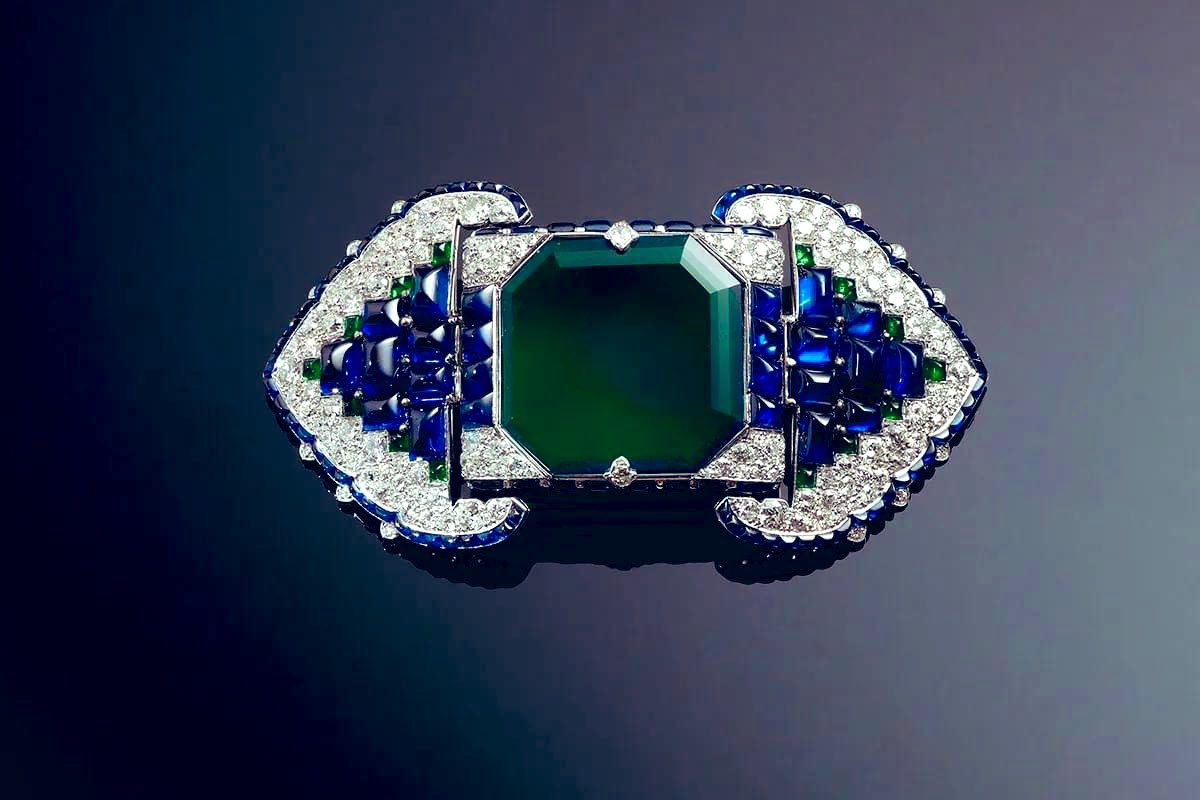 💎🔵💎 gorgeous Art Deco brooch by Cartier, Paris ⚜️ ca. 1920 designed to fasten a dropped-waist dress low @ the hip for flapper dress fashion.⚪️