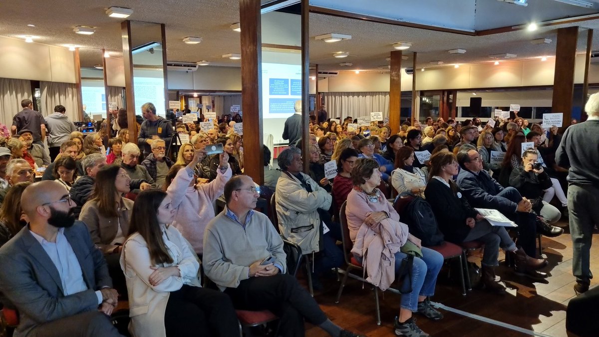 📸🇺🇾 #AHORA #LagunaDelSauce #HotelDelLago A esta hora se desarrolla la audiencia pública marcada por el Ministerio de Ambiente en relación al Proyecto de Construcción en Punta Ballena