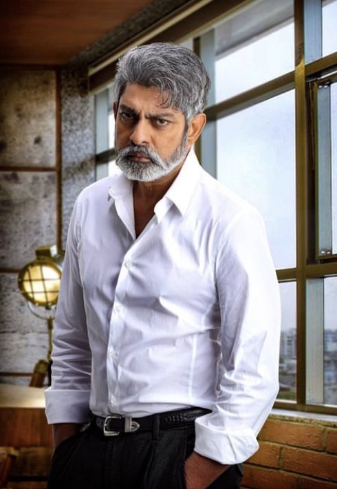 オフはお茶目なポーズが多いけど、本気出すとこうだもん。キメキメですよ。
#JagapathiBabu