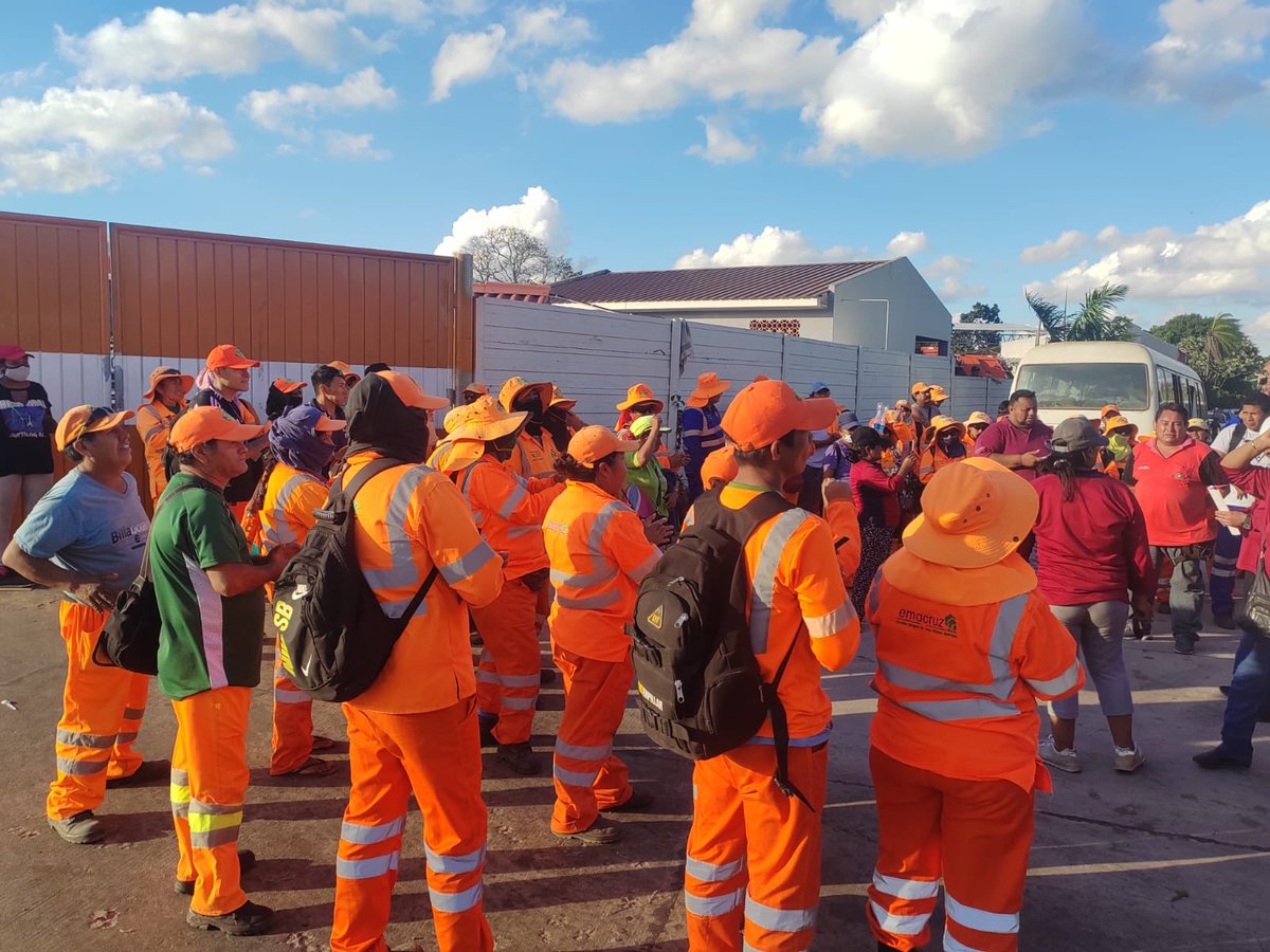 Trabajadores de aseo urbano no levantaran la basura en Santa Cruz. #Urgente Trabajadores de aseo urbano de Santa Cruz instalan una vigilia de 48 horas en el ingreso de la empresa de limpieza Piraí. Exigen respeto a sus derechos laborales, beneficios sociales y el pago de…