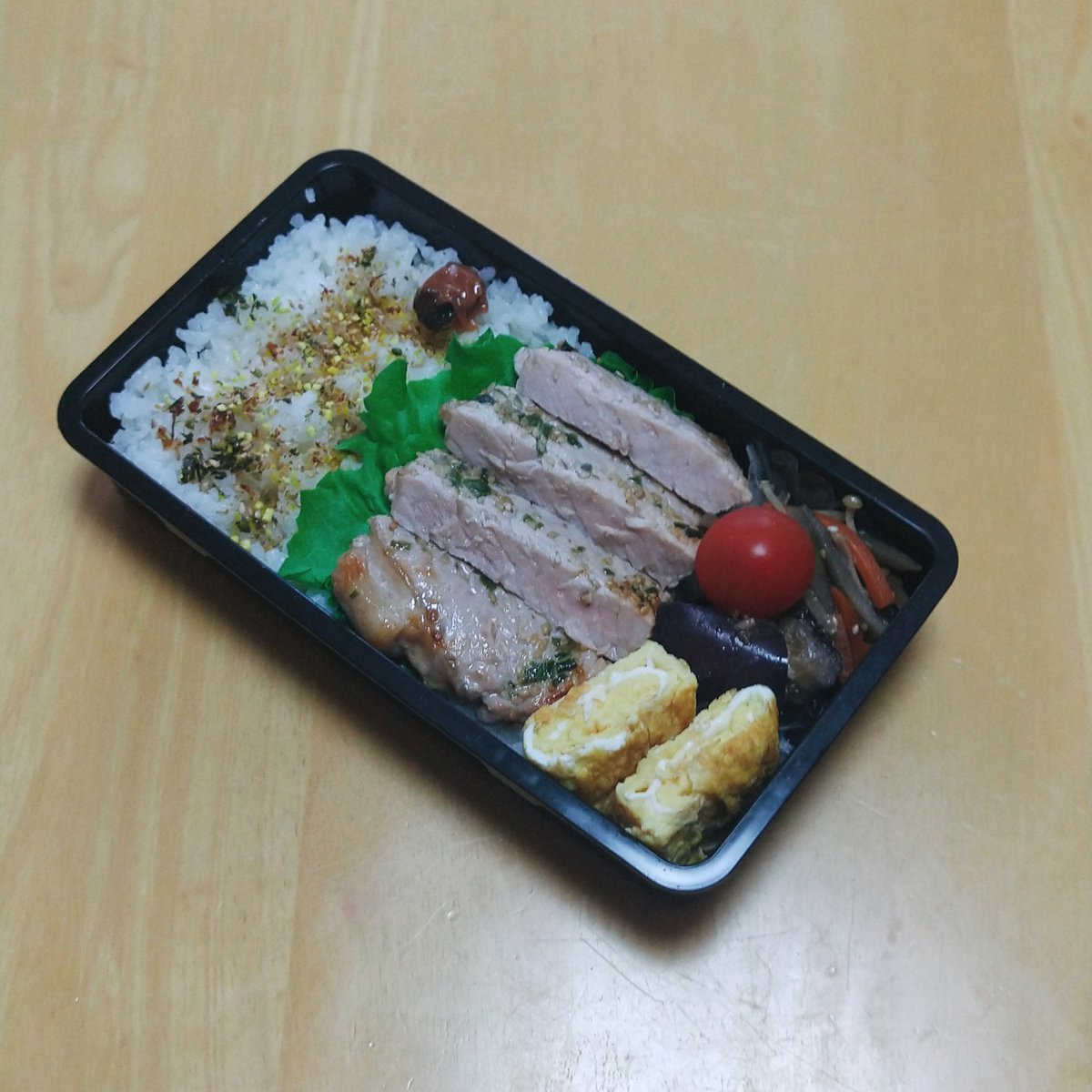 今日の旦那弁当🥢

･*:.｡ ｡.:*･ﾟ✽.｡.:*・ﾟ･*:.｡ ｡.:*･ﾟ
MENU🍱
・豚ロースのネギ醤油焼き
・梅干し
・えのきの金平
・茄子の煮浸し
・卵焼き
・トマト
・ご飯

#お弁当記録　#旦那弁当 #お弁当　#手作り弁当　#ゆめ丼亭　#ヘルシー弁当　#お弁当作りを楽しもう部　#bentoo　#焼肉弁当