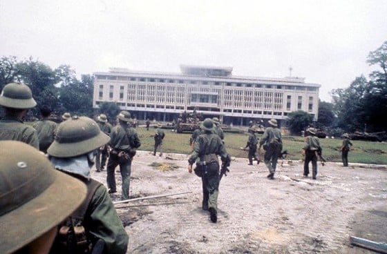 🇻🇳サイゴンの独立宮殿(大統領官邸)に入場する北ベトナム軍の兵士 (1975.4.30)