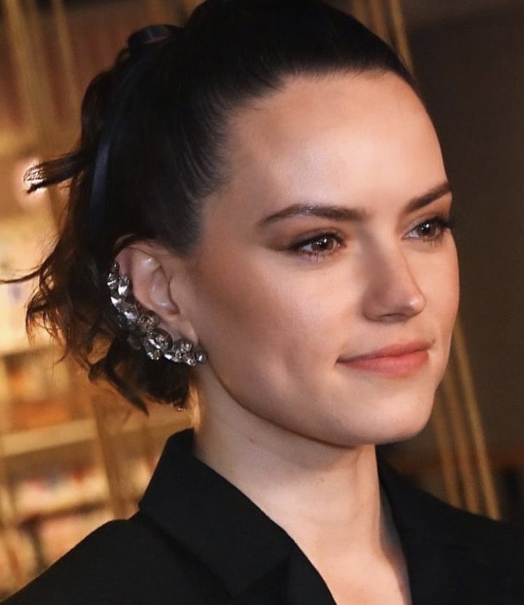 Imagine waking up seeing this face beside you everyday ! Fuck her husband 😭😭😭 #daisyridley
