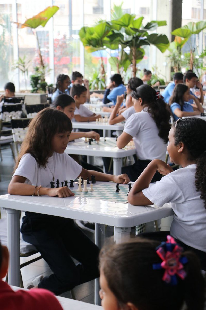 Inició la semana con el programa El ajedrez va a la escuela, suscribiendo un convenio con la Asociación de Ajedrez de Caracas y el Ministerio para la Educación, para masificar esta disciplina en todos los centros educativos. #29Abr #oriele #gfvip #prelemi @gestionperfecta