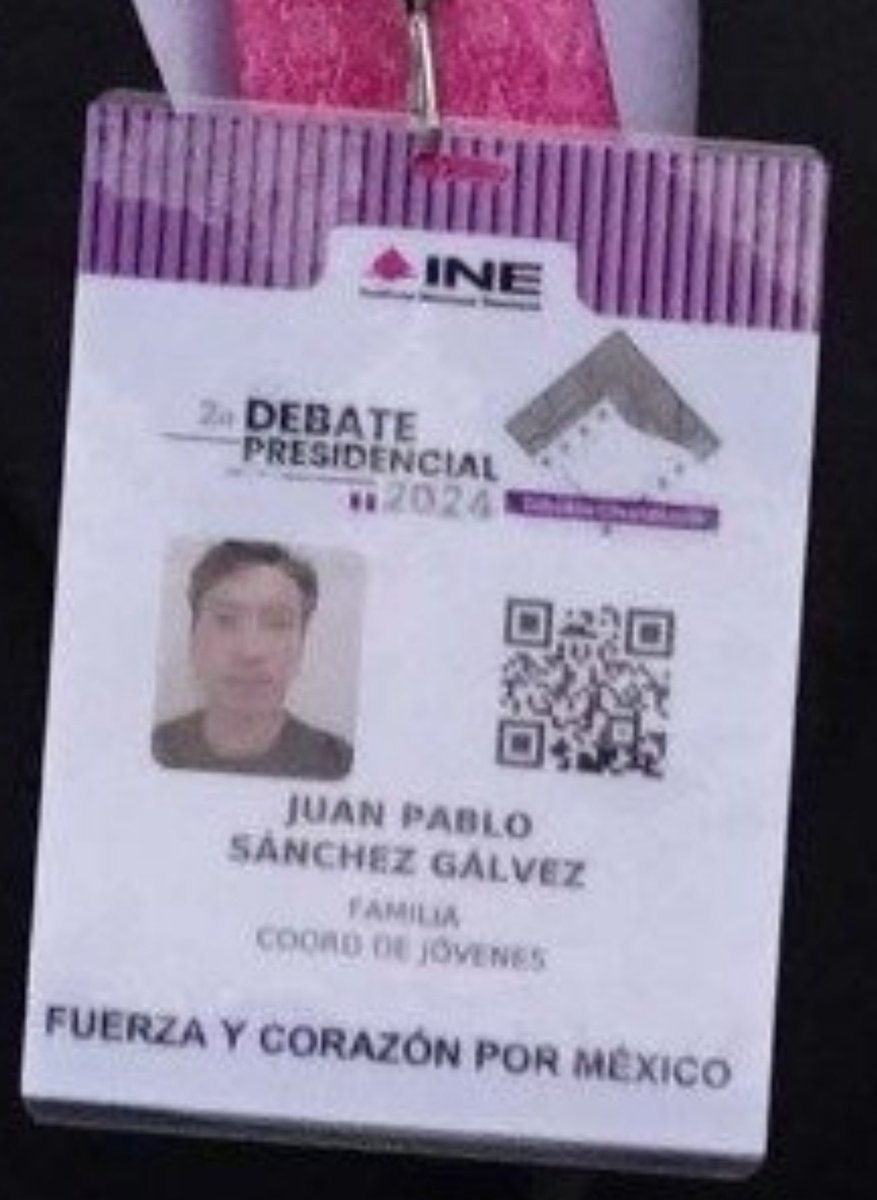 Pregunta ¿El hijo de @XochitlGalvez sigue siendo el coordinador de jóvenes de la campaña @Xochitl2024? ¿No había renunciado luego del escándalo por borracho? Me envían esta fotografía de ayer y veo que recibió acceso al debate como parte de la campaña. ¿Tons? No tienen palabra