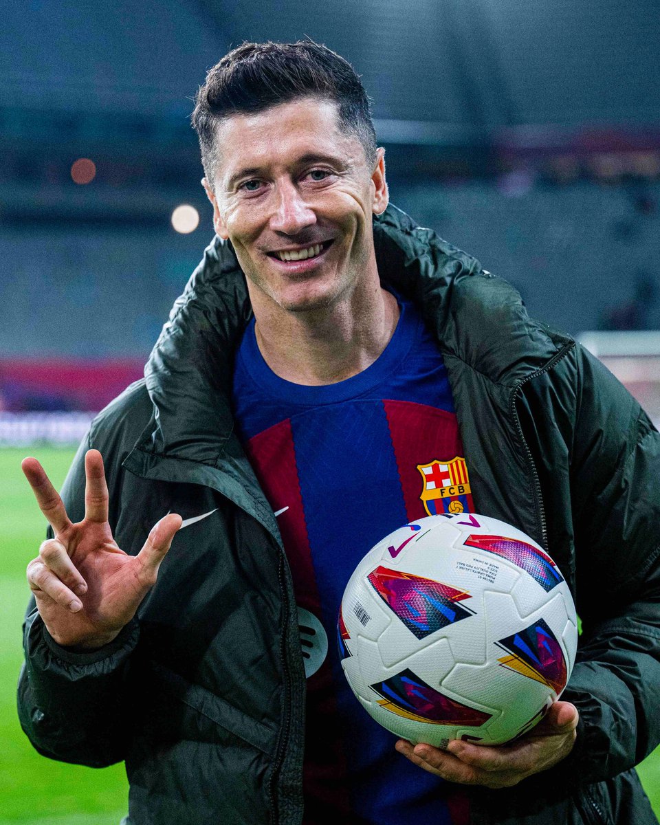 A first #LaLiga hatrick for Robert Lewandowski helped Barcelona beat Valencia 4-2 on Monday. Match highlights via the link below courtesy of ESPN Plus (for viewers in the US) youtu.be/A3Tk5OxwbHo?si…